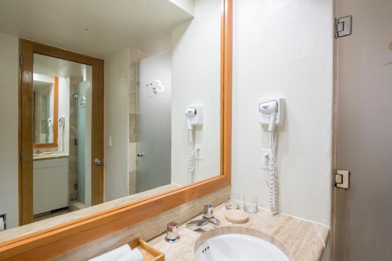 One-Bedroom King Suite with Jacuzzi, Balcony and Ocean View