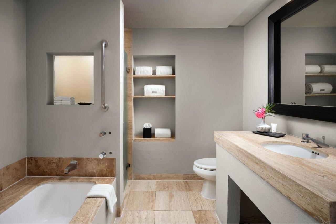 Deluxe King Room with Balcony and Lagoon View,1419289830:JPEG