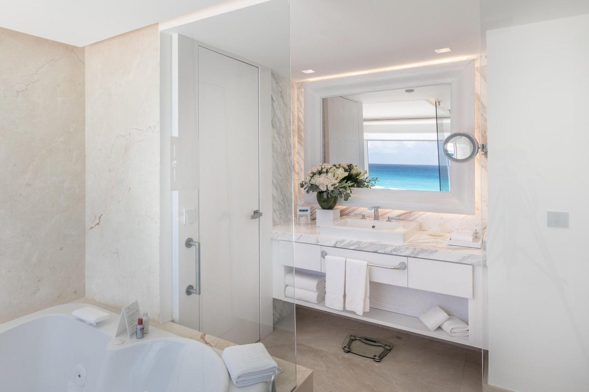 Royale Junior Suite Ocean View King Size Bed