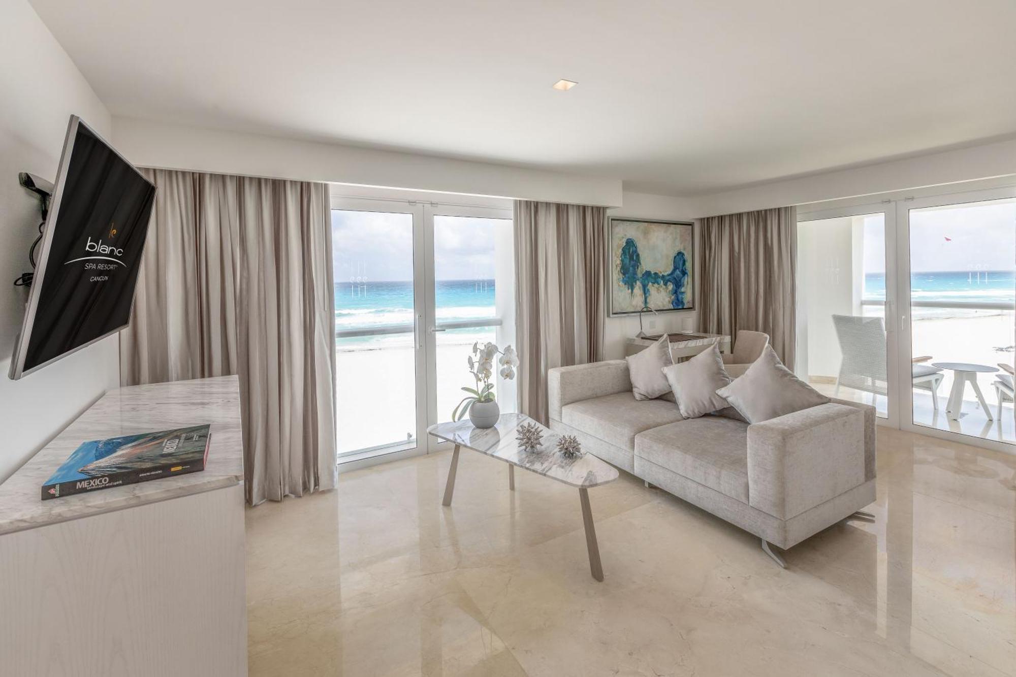 Royale Governor Suite Ocean Front King Size Bed