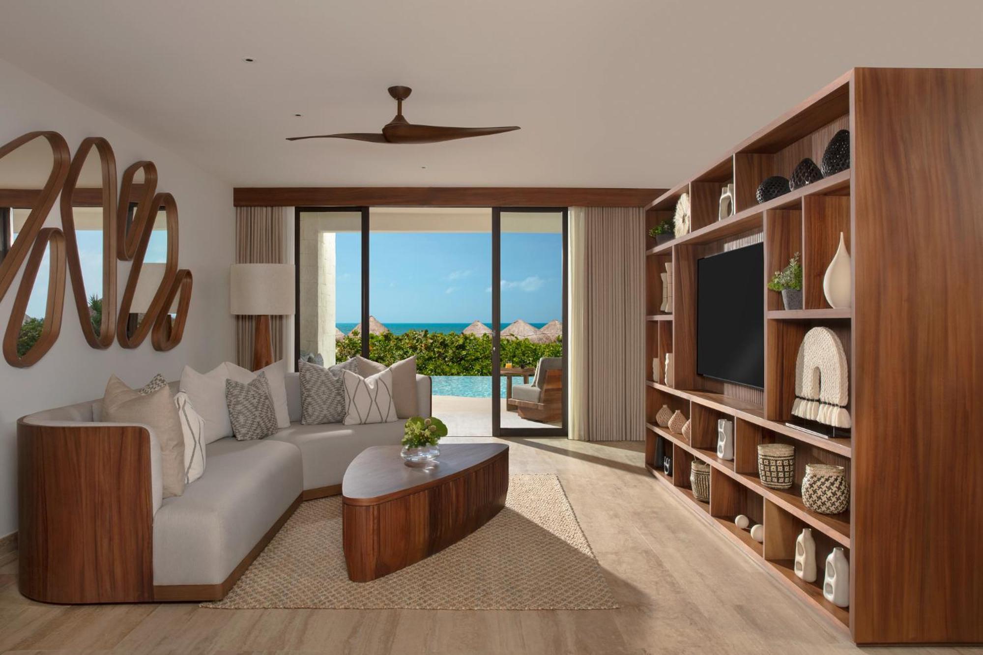 Preferred Club Master Suite Swim Out Ocean Front