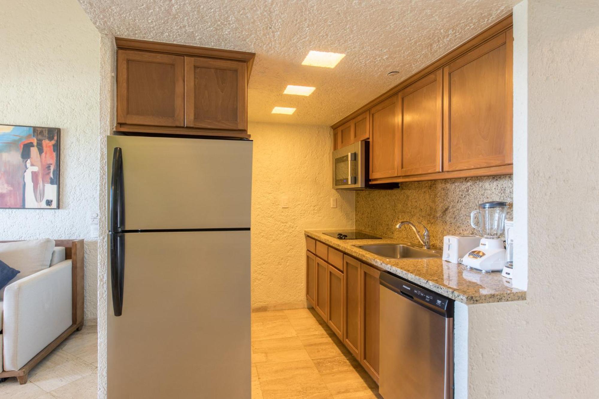 One-Bedroom King Suite with Jacuzzi, Balcony and Garden View