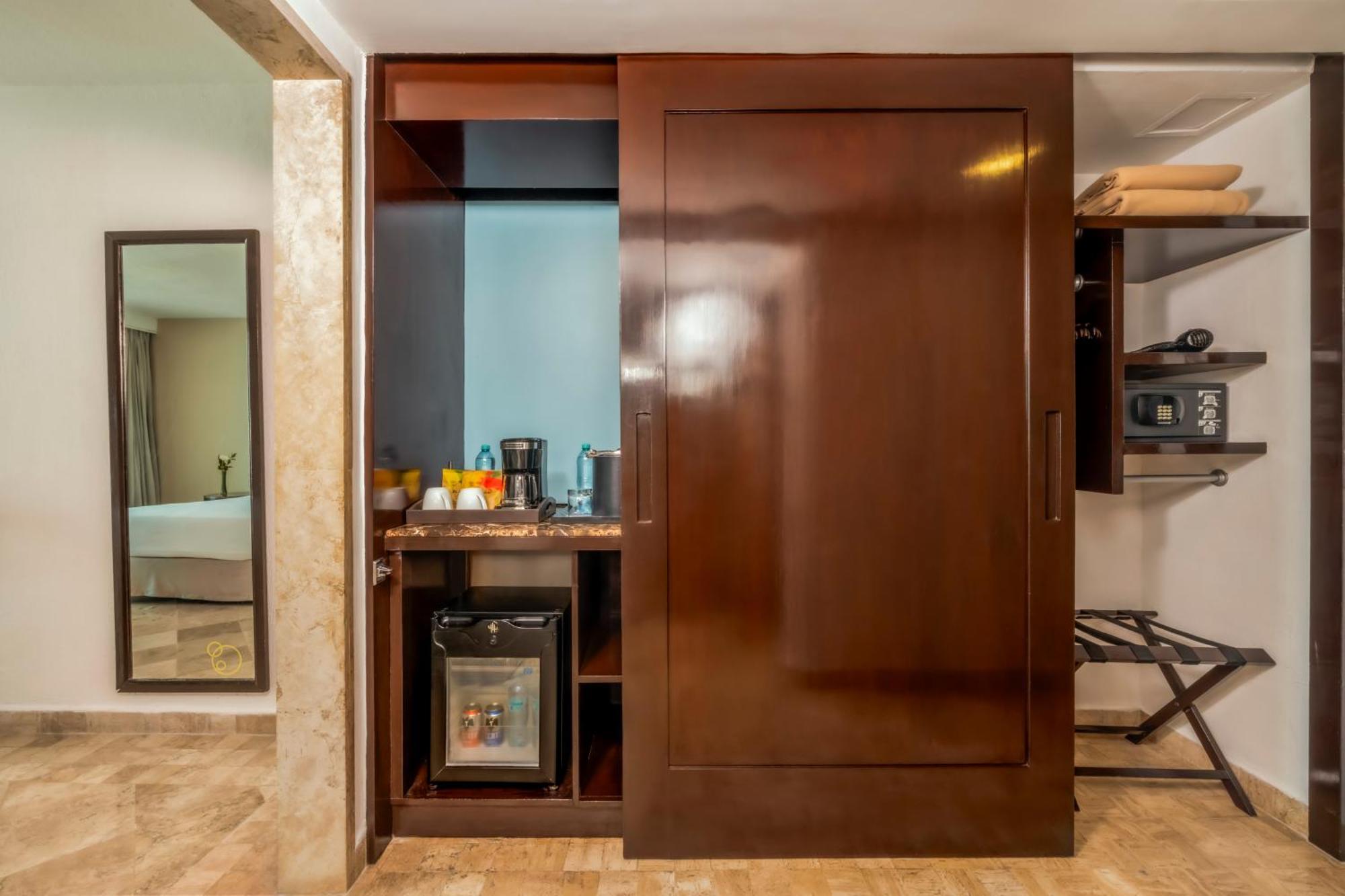 Deluxe Ocean Front 2 Double Beds,1739389229:JPEG